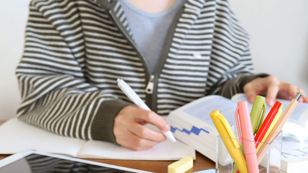 独学と通信講座の違い